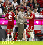 28.08.2026, Fussball Bundesliga 2026/2027, 1.Spieltag, FC Bayern München - VfB Stuttgart, in der Allianz-Arena München, Auswechslung Trainer Vincent Kompany (FC Bayern München) und Harry Kane (FC Bayern München) 