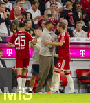 28.08.2026, Fussball Bundesliga 2026/2027, 1.Spieltag, FC Bayern München - VfB Stuttgart, in der Allianz-Arena München, Auswechslung Trainer Vincent Kompany (FC Bayern München) und Harry Kane (FC Bayern München) 