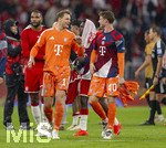 28.08.2026, Fussball Bundesliga 2026/2027, 1.Spieltag, FC Bayern München - VfB Stuttgart, in der Allianz-Arena München, Torwart Manuel Neuer (FC Bayern München) und Torwart Jonas Urbig (FC Bayern München) nach dem Spiel 