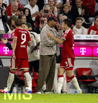 28.08.2026, Fussball Bundesliga 2026/2027, 1.Spieltag, FC Bayern München - VfB Stuttgart, in der Allianz-Arena München, Auswechslung Trainer Vincent Kompany (FC Bayern München) und Min-jae Kim (Bayern München, Minjae Kim) 