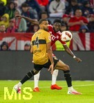 28.08.2026, Fussball Bundesliga 2026/2027, 1.Spieltag, FC Bayern München - VfB Stuttgart, in der Allianz-Arena München, Alphonso Davies (FC Bayern München) gegen Josha Vagnoman (Stuttgart) 