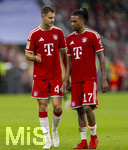 28.08.2026, Fussball Bundesliga 2026/2027, 1.Spieltag, FC Bayern München - VfB Stuttgart, in der Allianz-Arena München, Josip Stanisic (Bayern München) und Michael Olise (FC Bayern München) nach dem Spiel 
