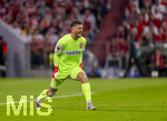28.08.2026, Fussball Bundesliga 2026/2027, 1.Spieltag, FC Bayern München - VfB Stuttgart, in der Allianz-Arena München, Torwart Fabian Bredlow (Stuttgart) gibt lautstark Anweisungen