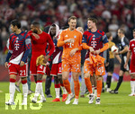 28.08.2026, Fussball Bundesliga 2026/2027, 1.Spieltag, FC Bayern München - VfB Stuttgart, in der Allianz-Arena München, Torwart Manuel Neuer (FC Bayern München) und Torwart Jonas Urbig (FC Bayern München) nach dem Spiel 