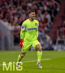 28.08.2026, Fussball Bundesliga 2026/2027, 1.Spieltag, FC Bayern München - VfB Stuttgart, in der Allianz-Arena München, Torwart Fabian Bredlow (Stuttgart) gibt lautstark Anweisungen