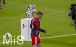 28.08.2026, Fussball Bundesliga 2026/2027, 1.Spieltag, FC Bayern München - VfB Stuttgart, in der Allianz-Arena München, Die Meisterschale steht auf der Stele bereit, Lennart Karl (FC Bayern München) läuft vorbei auf den Platz.