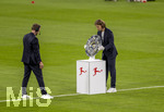 28.08.2026, Fussball Bundesliga 2026/2027, 1.Spieltag, FC Bayern München - VfB Stuttgart, in der Allianz-Arena München, Die Meisterschale wird auf die Stele platziert