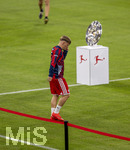 28.08.2026, Fussball Bundesliga 2026/2027, 1.Spieltag, FC Bayern München - VfB Stuttgart, in der Allianz-Arena München, Die Meisterschale steht auf der Stele bereit, Lennart Karl (FC Bayern München) läuft vorbei auf den Platz.