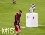 28.08.2026, Fussball Bundesliga 2026/2027, 1.Spieltag, FC Bayern München - VfB Stuttgart, in der Allianz-Arena München, Die Meisterschale steht auf der Stele bereit, Lennart Karl (FC Bayern München) läuft vorbei auf den Platz.