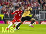 28.08.2026, Fussball Bundesliga 2026/2027, 1.Spieltag, FC Bayern München - VfB Stuttgart, in der Allianz-Arena München, v.li: Michael Olise (FC Bayern München) gegen Jeff Chabot (Stuttgart) 