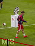 28.08.2026, Fussball Bundesliga 2026/2027, 1.Spieltag, FC Bayern München - VfB Stuttgart, in der Allianz-Arena München, Die Meisterschale steht auf der Stele bereit, Lennart Karl (FC Bayern München) läuft vorbei auf den Platz.