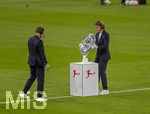 28.08.2026, Fussball Bundesliga 2026/2027, 1.Spieltag, FC Bayern München - VfB Stuttgart, in der Allianz-Arena München, Die Meisterschale wird auf die Stele platziert