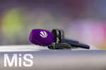 28.08.2026, Fussball Bundesliga 2026/2027, 1.Spieltag, FC Bayern München - VfB Stuttgart, in der Allianz-Arena München, Sat1 ran-TV Mikrofon liegen auf dem Tisch bereit.