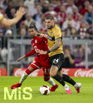 28.08.2026, Fussball Bundesliga 2026/2027, 1.Spieltag, FC Bayern München - VfB Stuttgart, in der Allianz-Arena München, v.li: Michael Olise (FC Bayern München) gegen Jeff Chabot (Stuttgart) 