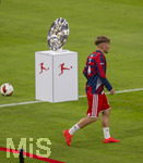 28.08.2026, Fussball Bundesliga 2026/2027, 1.Spieltag, FC Bayern München - VfB Stuttgart, in der Allianz-Arena München, Die Meisterschale steht auf der Stele bereit, Lennart Karl (FC Bayern München) läuft vorbei auf den Platz.