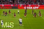 28.08.2026, Fussball Bundesliga 2026/2027, 1.Spieltag, FC Bayern München - VfB Stuttgart, in der Allianz-Arena München, Die Spieler der Startelf wärmen sich auf.