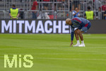 28.08.2026, Fussball Bundesliga 2026/2027, 1.Spieltag, FC Bayern München - VfB Stuttgart, in der Allianz-Arena München, Trainer Vincent Kompany (FC Bayern München) prüft vor dem Spiel noch den Rasen.