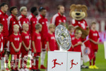 28.08.2026, Fussball Bundesliga 2026/2027, 1.Spieltag, FC Bayern München - VfB Stuttgart, in der Allianz-Arena München,  Aufstellung zur Hymne vor dem ersten Saisonspiel, die Bayernspieler vor der Meisterschale. Joshua Kimmich (FC Bayern München), Dayot Upamecano (FC Bayern München), Aleksandar Pavlovic (Bayern München) , Nathaniel Brown (FC Bayern München), Luis Diaz (FC Bayern München), Alphonso Davies (FC Bayern München), Michael Olise (FC Bayern München) Harry Kane (FC Bayern München) 