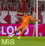 28.08.2026, Fussball Bundesliga 2026/2027, 1.Spieltag, FC Bayern München - VfB Stuttgart, in der Allianz-Arena München, Torwart Manuel Neuer (FC Bayern München) Abschlag.