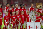 28.08.2026, Fussball Bundesliga 2026/2027, 1.Spieltag, FC Bayern München - VfB Stuttgart, in der Allianz-Arena München,  Aufstellung zur Hymne vor dem ersten Saisonspiel, die Bayernspieler vor der Meisterschale. Joshua Kimmich (FC Bayern München), Dayot Upamecano (FC Bayern München), Aleksandar Pavlovic (Bayern München) , Nathaniel Brown (FC Bayern München), Luis Diaz (FC Bayern München), Alphonso Davies (FC Bayern München), Michael Olise (FC Bayern München) Harry Kane (FC Bayern München)  