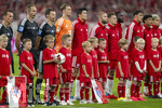 28.08.2026, Fussball Bundesliga 2026/2027, 1.Spieltag, FC Bayern München - VfB Stuttgart, in der Allianz-Arena München,  Aufstellung zur Hymne vor dem ersten Saisonspiel, Schiedsrichter Sören Storks, Assistent Thorben Siewer, Christian Bandurski, Torwart Manuel Neuer (FC Bayern München), Min-jae Kim (Bayern München, Minjae Kim), Konrad Laimer (FC Bayern München), Joshua Kimmich (FC Bayern München), 