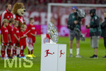 28.08.2026, Fussball Bundesliga 2026/2027, 1.Spieltag, FC Bayern München - VfB Stuttgart, in der Allianz-Arena München,  Aufstellung zur Hymne vor dem ersten Saisonspiel, die Bayernspieler vor der Meisterschale. Michael Olise (FC Bayern München) Harry Kane (FC Bayern München)  