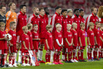 28.08.2026, Fussball Bundesliga 2026/2027, 1.Spieltag, FC Bayern München - VfB Stuttgart, in der Allianz-Arena München,  Aufstellung zur Hymne vor dem ersten Saisonspiel, Schiedsrichter Sören Storks, Assistent Thorben Siewer, Christian Bandurski, Torwart Manuel Neuer (FC Bayern München), Min-jae Kim (Bayern München, Minjae Kim), Konrad Laimer (FC Bayern München), Joshua Kimmich (FC Bayern München),  