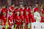 28.08.2026, Fussball Bundesliga 2026/2027, 1.Spieltag, FC Bayern München - VfB Stuttgart, in der Allianz-Arena München,  Aufstellung zur Hymne vor dem ersten Saisonspiel, die Bayernspieler vor der Meisterschale. Joshua Kimmich (FC Bayern München), Dayot Upamecano (FC Bayern München), Aleksandar Pavlovic (Bayern München) , Nathaniel Brown (FC Bayern München), Luis Diaz (FC Bayern München), Alphonso Davies (FC Bayern München), Michael Olise (FC Bayern München) Harry Kane (FC Bayern München) 