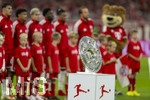28.08.2026, Fussball Bundesliga 2026/2027, 1.Spieltag, FC Bayern München - VfB Stuttgart, in der Allianz-Arena München,  Aufstellung zur Hymne vor dem ersten Saisonspiel, die Bayernspieler vor der Meisterschale. Joshua Kimmich (FC Bayern München), Dayot Upamecano (FC Bayern München), Aleksandar Pavlovic (Bayern München) , Nathaniel Brown (FC Bayern München), Luis Diaz (FC Bayern München), Alphonso Davies (FC Bayern München), Michael Olise (FC Bayern München) Harry Kane (FC Bayern München) 