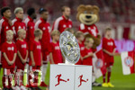 28.08.2026, Fussball Bundesliga 2026/2027, 1.Spieltag, FC Bayern München - VfB Stuttgart, in der Allianz-Arena München,  Aufstellung zur Hymne vor dem ersten Saisonspiel, die Bayernspieler vor der Meisterschale. Joshua Kimmich (FC Bayern München), Dayot Upamecano (FC Bayern München), Aleksandar Pavlovic (Bayern München) , Nathaniel Brown (FC Bayern München), Luis Diaz (FC Bayern München), Alphonso Davies (FC Bayern München), Michael Olise (FC Bayern München) Harry Kane (FC Bayern München) 