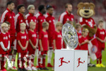 28.08.2026, Fussball Bundesliga 2026/2027, 1.Spieltag, FC Bayern München - VfB Stuttgart, in der Allianz-Arena München,  Aufstellung zur Hymne vor dem ersten Saisonspiel, die Bayernspieler vor der Meisterschale. Joshua Kimmich (FC Bayern München), Dayot Upamecano (FC Bayern München), Aleksandar Pavlovic (Bayern München) , Nathaniel Brown (FC Bayern München), Luis Diaz (FC Bayern München), Alphonso Davies (FC Bayern München), Michael Olise (FC Bayern München) Harry Kane (FC Bayern München) 