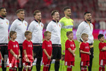 28.08.2026, Fussball Bundesliga 2026/2027, 1.Spieltag, FC Bayern München - VfB Stuttgart, in der Allianz-Arena München,  Aufstellung zur Hymne vor dem ersten Saisonspiel, Maximilian Mittelstädt (Stuttgart), Angelo Stiller (Stuttgart), Torwart Fabian Bredlow (Stuttgart), Deniz Undav (Stuttgart) 