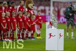 28.08.2026, Fussball Bundesliga 2026/2027, 1.Spieltag, FC Bayern München - VfB Stuttgart, in der Allianz-Arena München,  Aufstellung zur Hymne vor dem ersten Saisonspiel, die Bayernspieler vor der Meisterschale. Michael Olise (FC Bayern München) Harry Kane (FC Bayern München)  