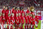 28.08.2026, Fussball Bundesliga 2026/2027, 1.Spieltag, FC Bayern München - VfB Stuttgart, in der Allianz-Arena München,  Aufstellung zur Hymne vor dem ersten Saisonspiel,  Joshua Kimmich (FC Bayern München),  Dayot Upamecano (FC Bayern München), Aleksandar Pavlovic (Bayern München) , Nathaniel Brown (FC Bayern München), Luis Diaz (FC Bayern München), Alphonso Davies (FC Bayern München), Michael Olise (FC Bayern München), Harry Kane (FC Bayern München) 