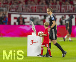 28.08.2026, Fussball Bundesliga 2026/2027, 1.Spieltag, FC Bayern München - VfB Stuttgart, in der Allianz-Arena München, Schiedsrichter Sören Storks (li) beim Einlauf auf Spielfeld mit der Kindereskorte, vorbei an der Meisterschale auf der Stele.