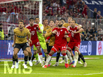 28.08.2026, Fussball Bundesliga 2026/2027, 1.Spieltag, FC Bayern München - VfB Stuttgart, in der Allianz-Arena München, Strafraumkampf, Torwart Fabian Bredlow (Stuttgart), Ismael Saibari (FC Bayern München), Harry Kane (FC Bayern München), Angelo Stiller (Stuttgart), Aleksandar Pavlovic (Bayern München) , Finn Jeltsch (Stuttgart) 