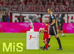 28.08.2026, Fussball Bundesliga 2026/2027, 1.Spieltag, FC Bayern München - VfB Stuttgart, in der Allianz-Arena München, Schiedsrichter Sören Storks (li) beim Einlauf auf Spielfeld mit der Kindereskorte, vorbei an der Meisterschale auf der Stele.
