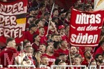 28.08.2026, Fussball Bundesliga 2026/2027, 1.Spieltag, FC Bayern München - VfB Stuttgart, in der Allianz-Arena München, Bayernfans singen ihre Lieder. Ultras aus dem Süden 