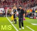 28.08.2026, Fussball Bundesliga 2026/2027, 1.Spieltag, FC Bayern München - VfB Stuttgart, in der Allianz-Arena München, Trainer Sebastian Hoeneß (Stuttgart) gibt Anweisungen.