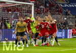 28.08.2026, Fussball Bundesliga 2026/2027, 1.Spieltag, FC Bayern München - VfB Stuttgart, in der Allianz-Arena München, Strafraumkampf, Torwart Fabian Bredlow (Stuttgart), Ismael Saibari (FC Bayern München), Harry Kane (FC Bayern München), Angelo Stiller (Stuttgart), Aleksandar Pavlovic (Bayern München) , Finn Jeltsch (Stuttgart) 
