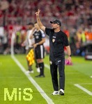 28.08.2026, Fussball Bundesliga 2026/2027, 1.Spieltag, FC Bayern München - VfB Stuttgart, in der Allianz-Arena München, Trainer Sebastian Hoeneß (Stuttgart) gibt Anweisungen.