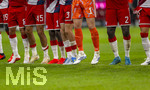 28.08.2026, Fussball Bundesliga 2026/2027, 1.Spieltag, FC Bayern München - VfB Stuttgart, in der Allianz-Arena München, Fussballerbeine beim Schlussjubel des FC Bayern. Bara Sapoko Ndiaye (Bayern München), Tom Bischof (FC Bayern München), Aleksandar Pavlovic (Bayern München) , Min-jae Kim (Bayern München, Minjae Kim), Torwart Manuel Neuer (FC Bayern München), Dayot Upamecano (FC Bayern München) 