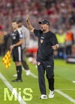 28.08.2026, Fussball Bundesliga 2026/2027, 1.Spieltag, FC Bayern München - VfB Stuttgart, in der Allianz-Arena München, Trainer Sebastian Hoeneß (Stuttgart) gibt Anweisungen.