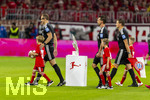 28.08.2026, Fussball Bundesliga 2026/2027, 1.Spieltag, FC Bayern München - VfB Stuttgart, in der Allianz-Arena München, Schiedsrichter Sören Storks (li) beim Einlauf auf Spielfeld mit der Kindereskorte, vorbei an der Meisterschale auf der Stele.