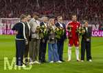 28.08.2026, Fussball Bundesliga 2026/2027, 1.Spieltag, FC Bayern München - VfB Stuttgart, in der Allianz-Arena München, Ehrung der Fussballer, Fussballerin, Trainer des Jahres, die alle vom FC Bayern kommen, li: Sportvorstand Max Eberl (Bayern München), Trainer Vincent Kompany (FC Bayern München), Präsident Herbert Hainer (FC Bayern), Gulia Gwinn, Vorstandsvorsitzender Jan-Christian Dreesen (FC Bayern München), Harry Kane (beide, FC Bayern München), Bianca Rech.