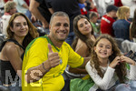 28.08.2026, Fussball Bundesliga 2026/2027, 1.Spieltag, FC Bayern München - VfB Stuttgart, in der Allianz-Arena München, Israelische Familie in Brasilien-Trikot zu Besuch in der Arena.