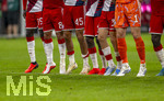 28.08.2026, Fussball Bundesliga 2026/2027, 1.Spieltag, FC Bayern München - VfB Stuttgart, in der Allianz-Arena München, Fussballerbeine beim Schlussjubel des FC Bayern. Bara Sapoko Ndiaye (Bayern München), Tom Bischof (FC Bayern München), Aleksandar Pavlovic (Bayern München) , Min-jae Kim (Bayern München, Minjae Kim), Torwart Manuel Neuer (FC Bayern München)  