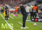 28.08.2026, Fussball Bundesliga 2026/2027, 1.Spieltag, FC Bayern München - VfB Stuttgart, in der Allianz-Arena München, Trainer Sebastian Hoeneß (Stuttgart) gibt Anweisungen.