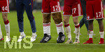 28.08.2026, Fussball Bundesliga 2026/2027, 1.Spieltag, FC Bayern München - VfB Stuttgart, in der Allianz-Arena München, Fussballerbeine beim Schlussjubel des FC Bayern. Maskottchen Berni der Bär und Konrad Laimer (FC Bayern München), Michael Olise (FC Bayern München), 