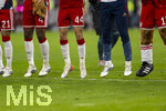 28.08.2026, Fussball Bundesliga 2026/2027, 1.Spieltag, FC Bayern München - VfB Stuttgart, in der Allianz-Arena München, Fussballerbeine beim Schlussjubel des FC Bayern. Hiroki Ito (FC Bayern München), Jonathan Tah (FC Bayern München), Josip Stanisic (Bayern München), Maskottchen Berni der Bär.